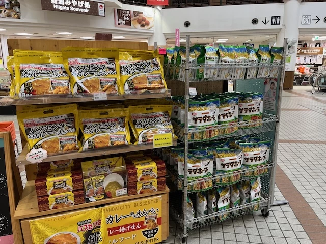 定番のお土産も揃う(現地にて撮影)