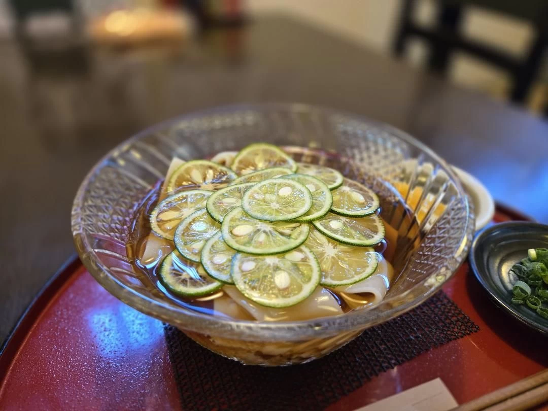 冷やしすだちうどん(画像提供:ひもかわうどん釜吉)