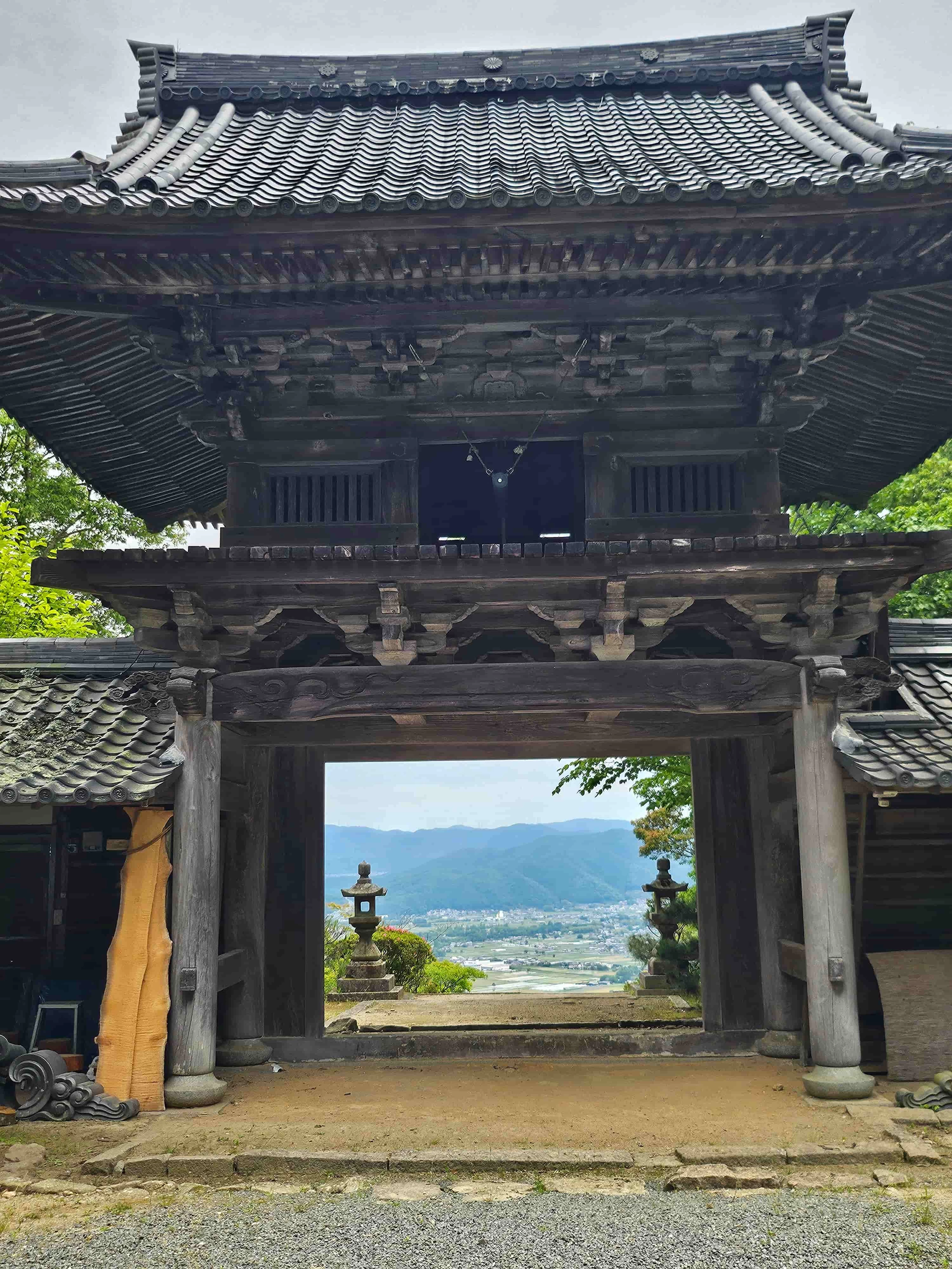 山門からは亀岡盆地を一望できる