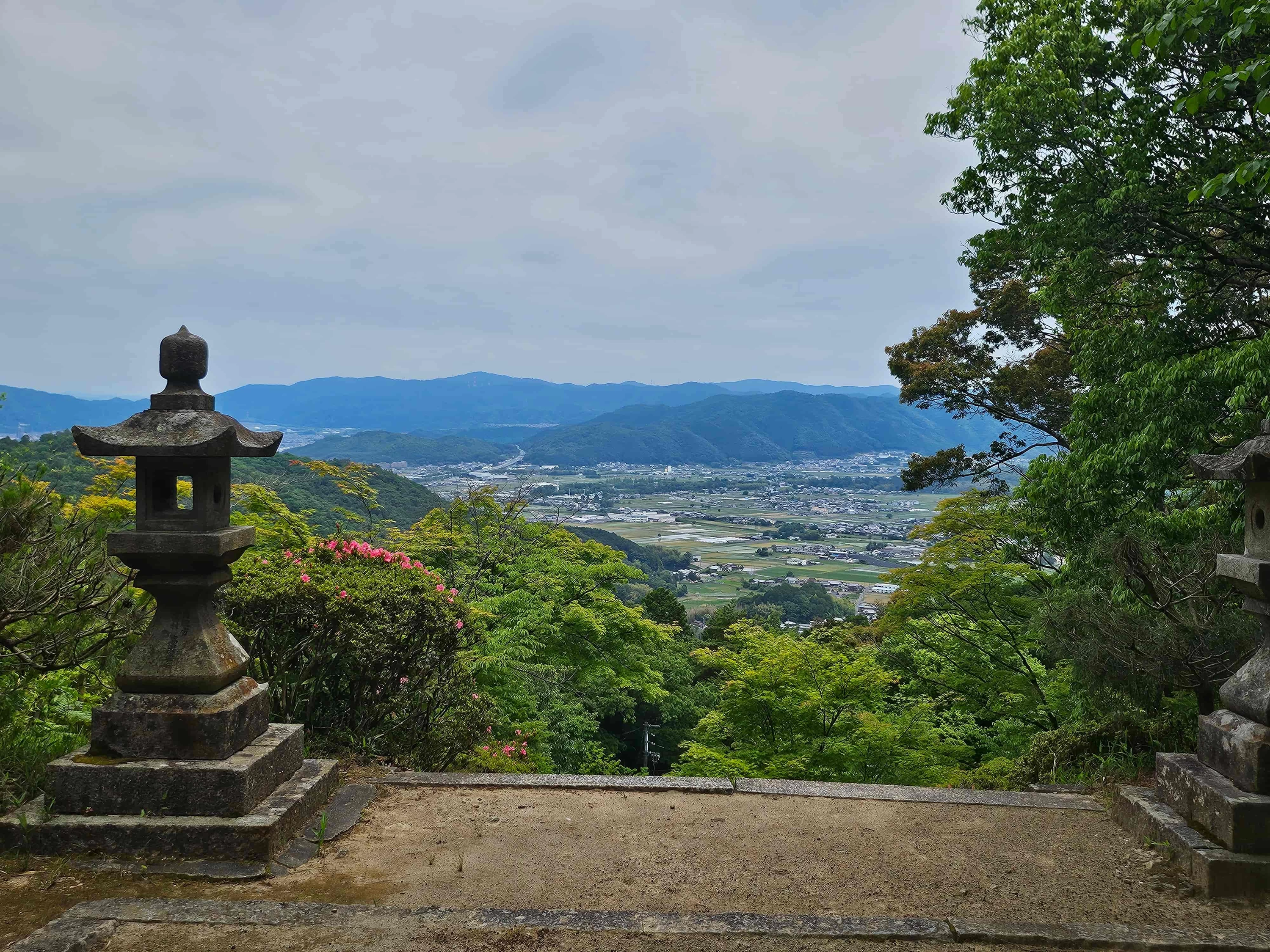 石段を登り切った先に絶景が広がる