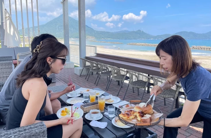 ビュッフェスタイルの朝食