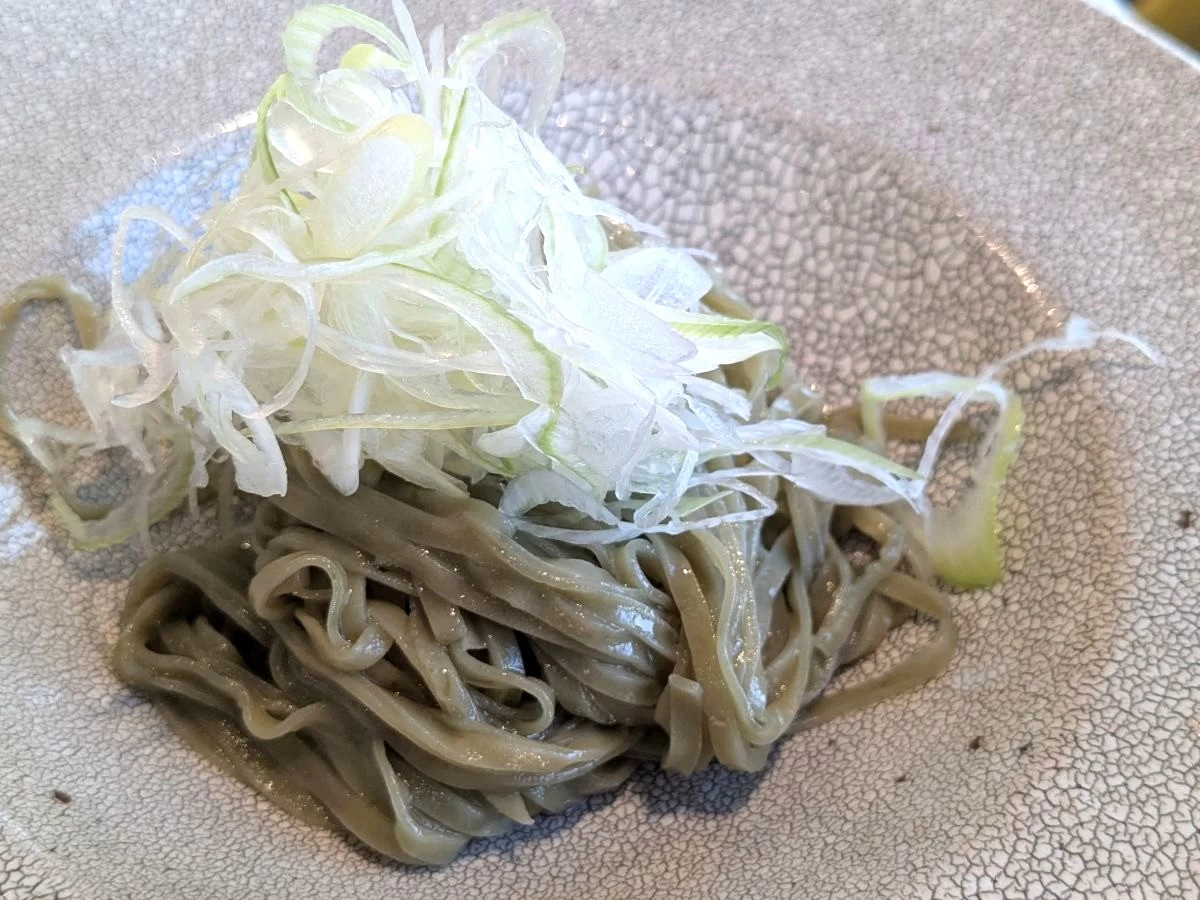〆はもずくを使った麺（現地にて撮影）