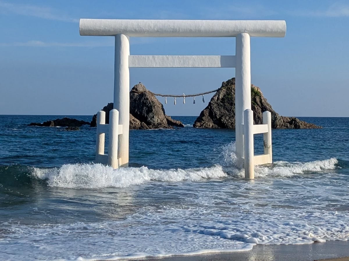 白い鳥居とご神体（現地にて撮影）