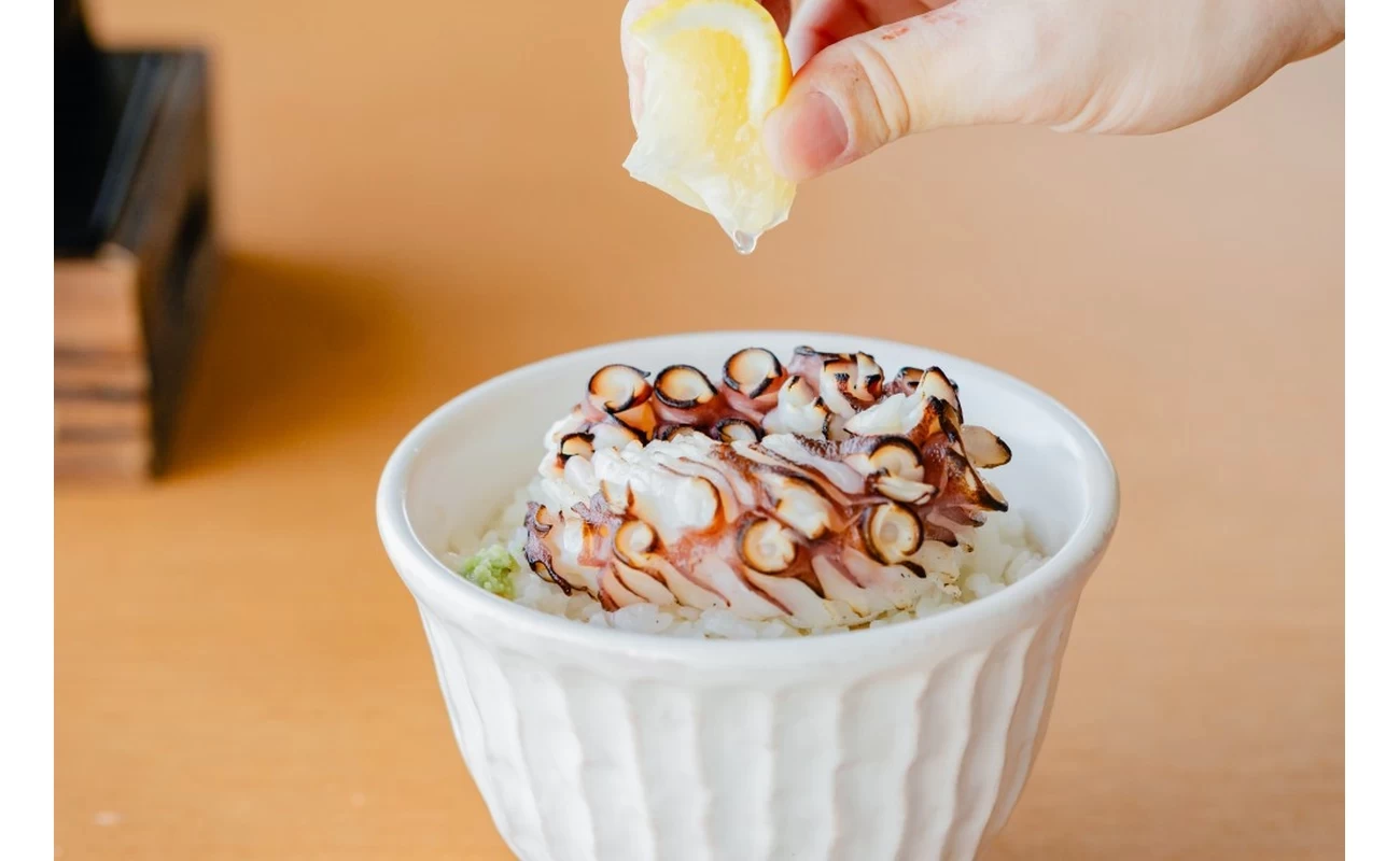 絶景レストランでいただける「島のたこのタタキ茶飯」