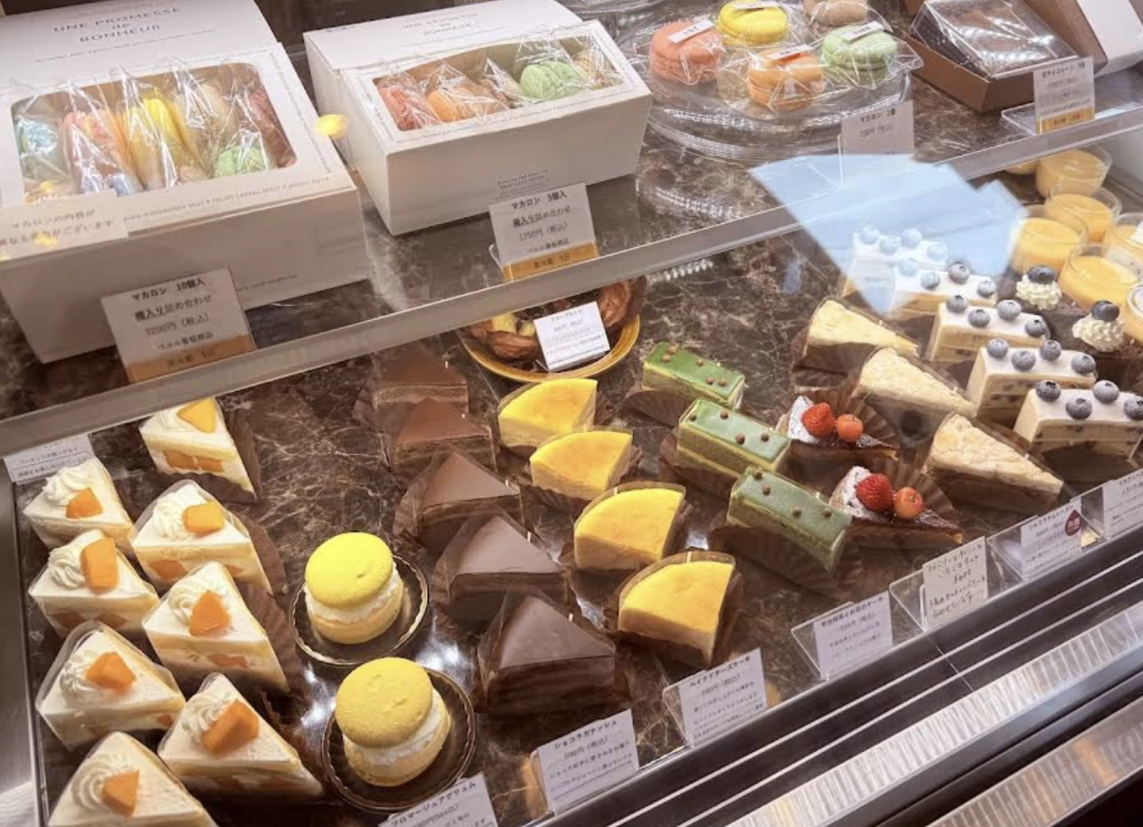 店内には色とりどりのケーキや洋菓子が並んでいます