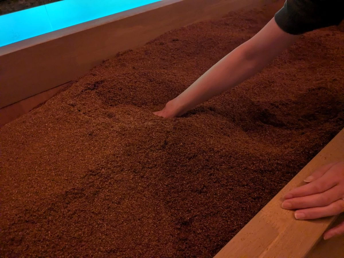 針葉樹のおがくずを利用した酵素風呂(現地にて撮影)