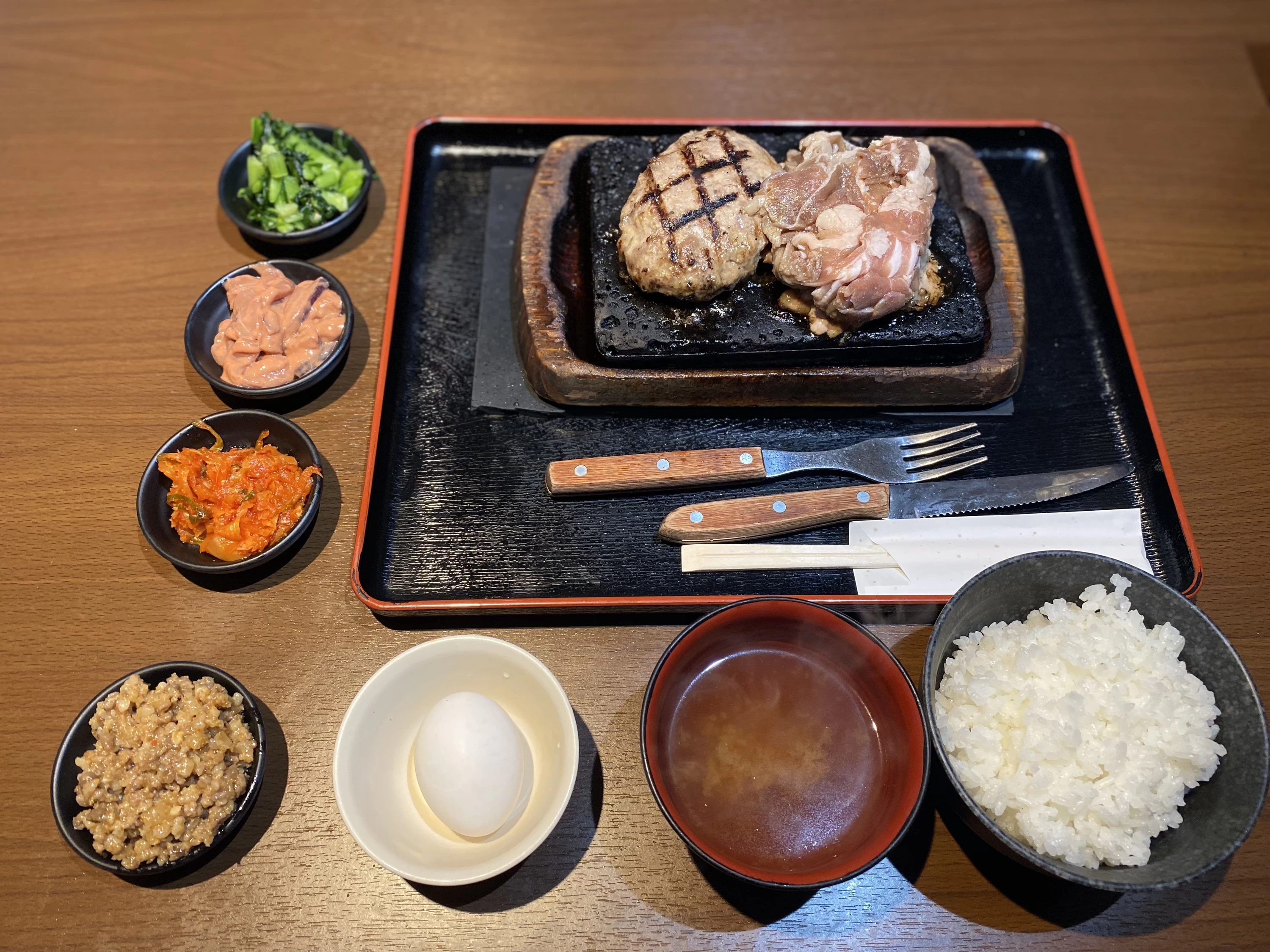 食べ放題のメニューとともに肉を堪能(現地にて撮影)