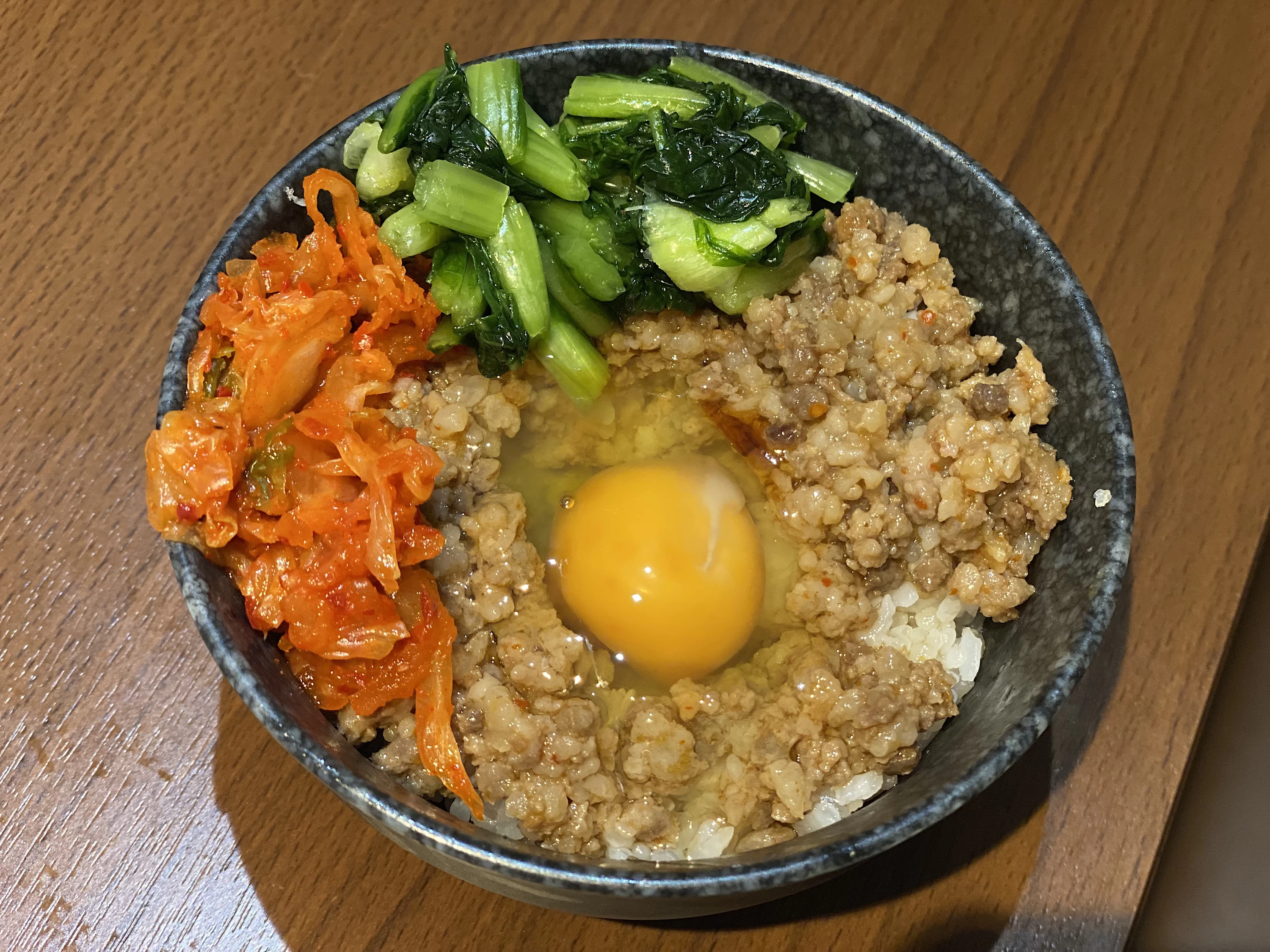 セルフコーナーで作る絶品ニクコメ丼(現地にて撮影)