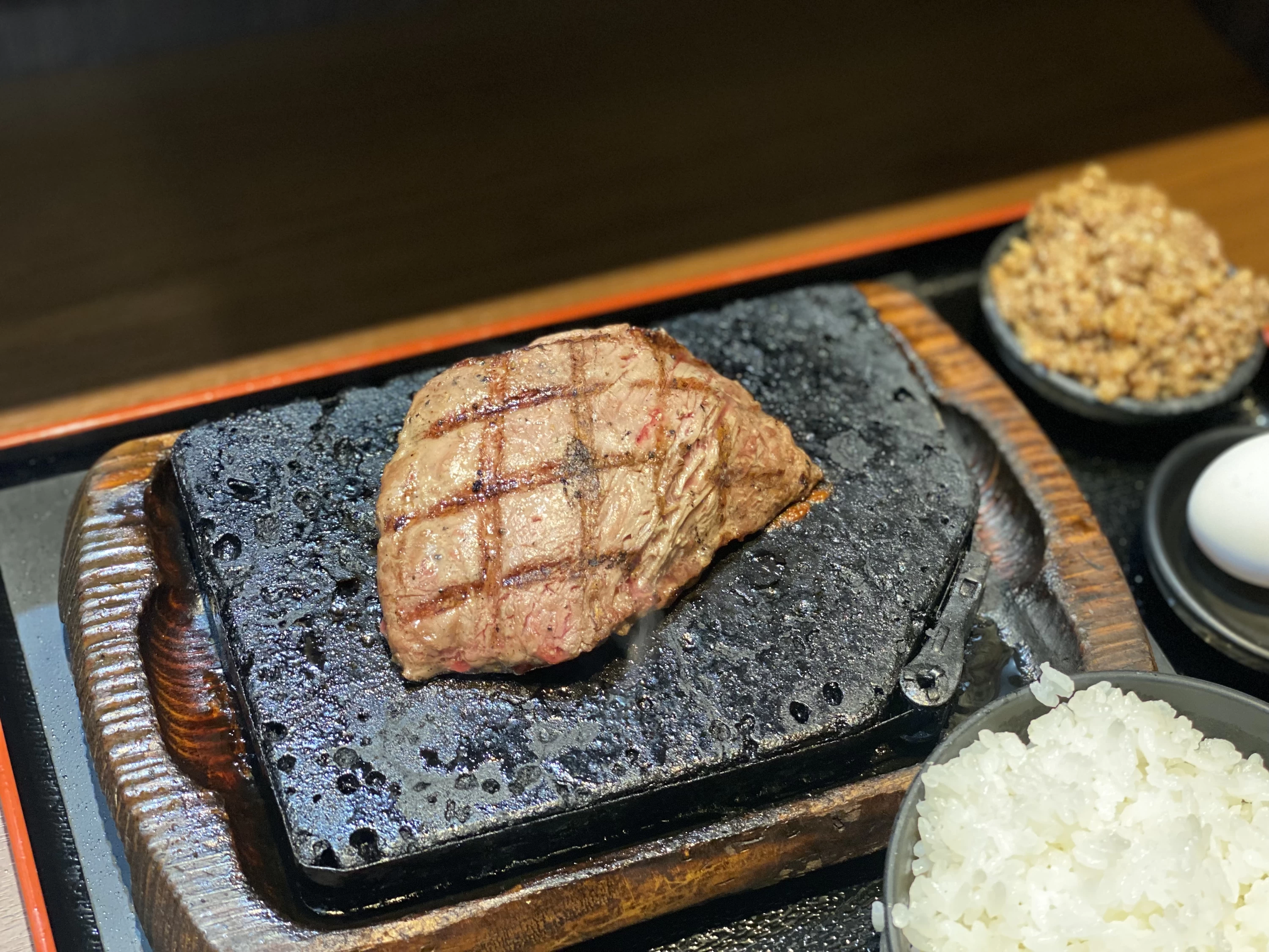 ステーキを1,000円ほどで味わえる抜群のコスパ(現地にて撮影)
