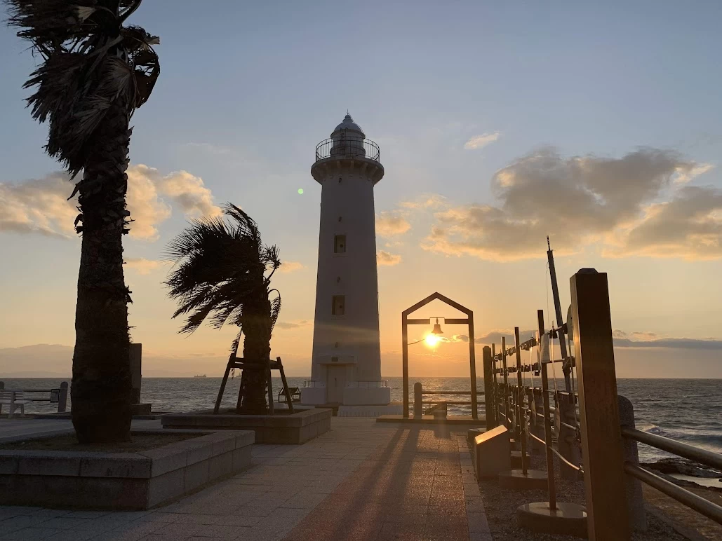 灯台と夕日