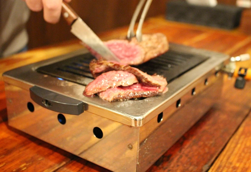 ロースターで焼く熟成「飛騨牛」の塊肉