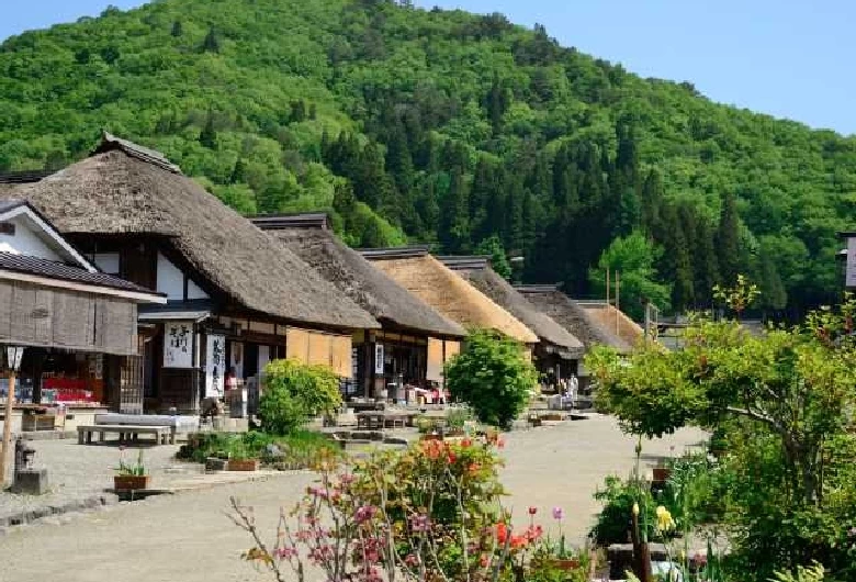 茅葺屋根の民家が並ぶ