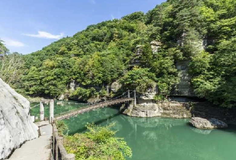 吊り橋と奇岩の塔のへつり