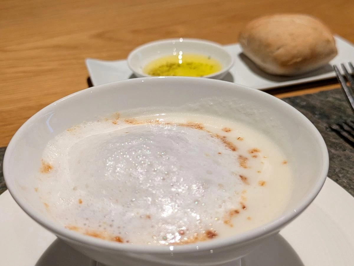新玉ねぎのポタージュ（現地にて撮影）