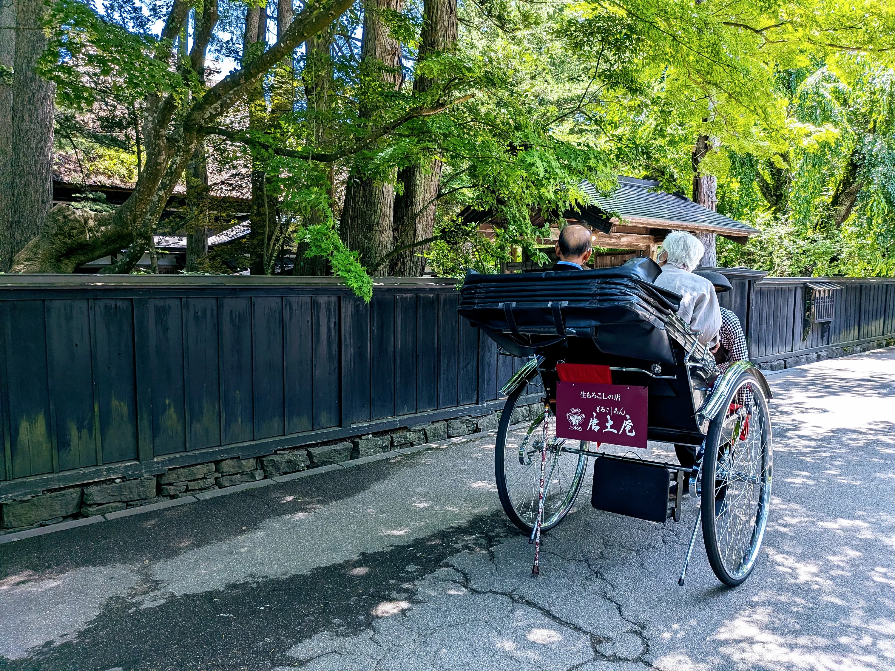 人力車は風情があり、武家屋敷の景観によく合います