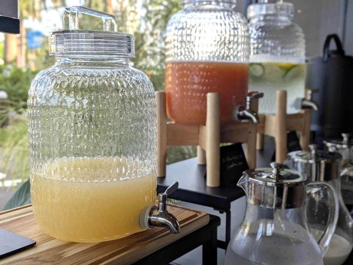 ドリンクコーナーの日向夏ジュース（現地にて撮影）