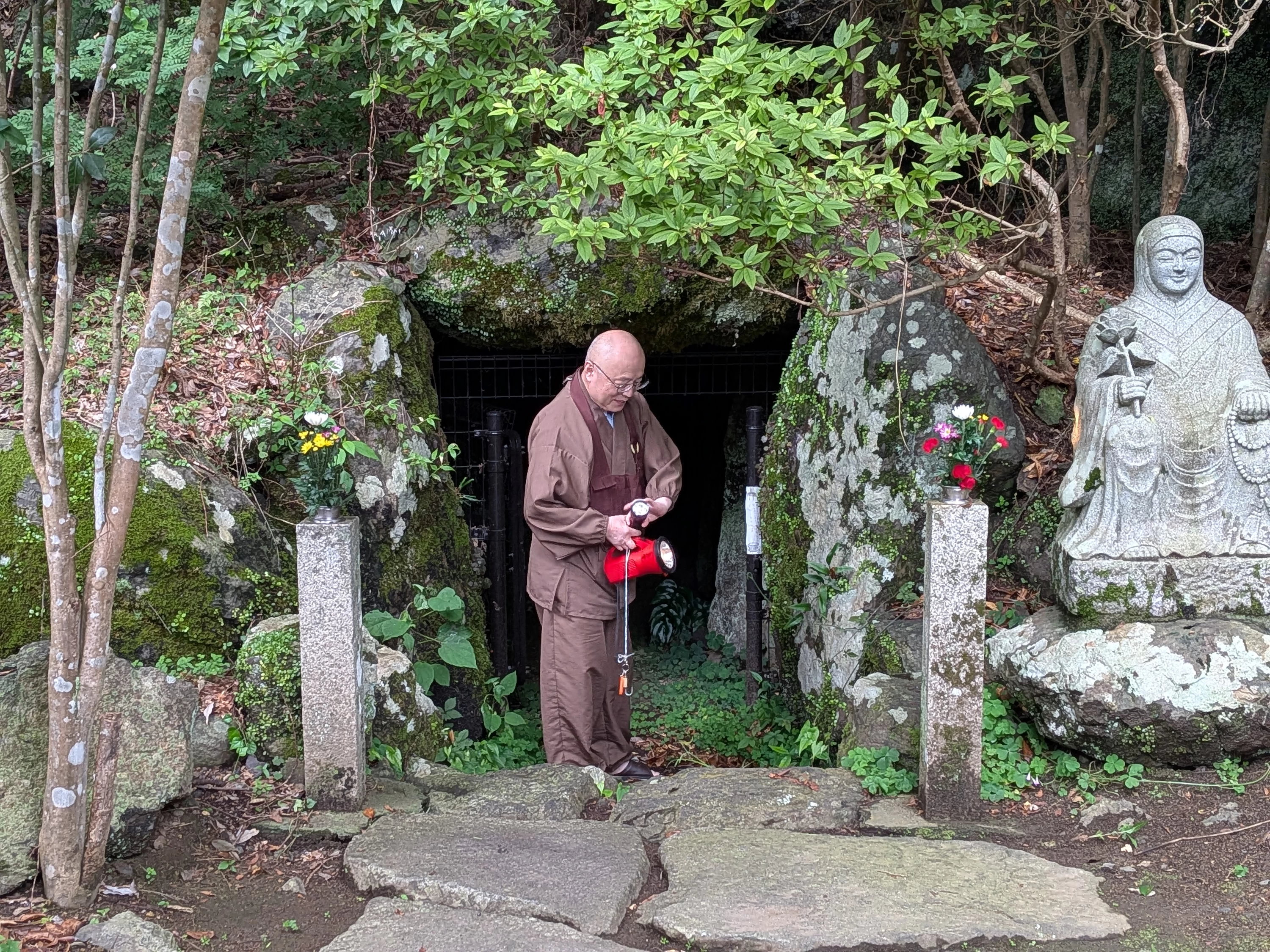 今回は特別に案内していただきました。中の光景は行ってからのお楽しみ