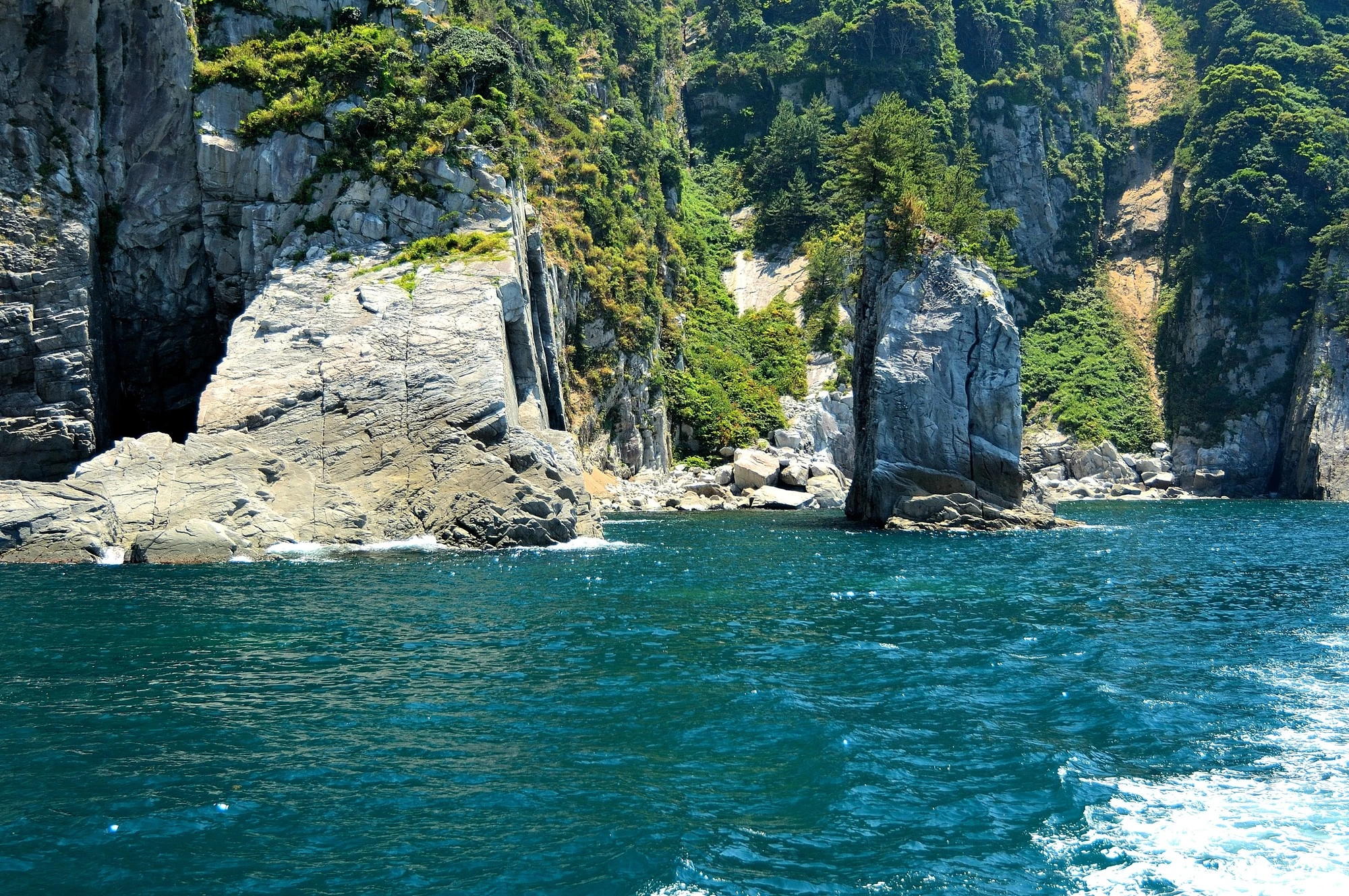 美しいブルーの海とダイナミックな景観