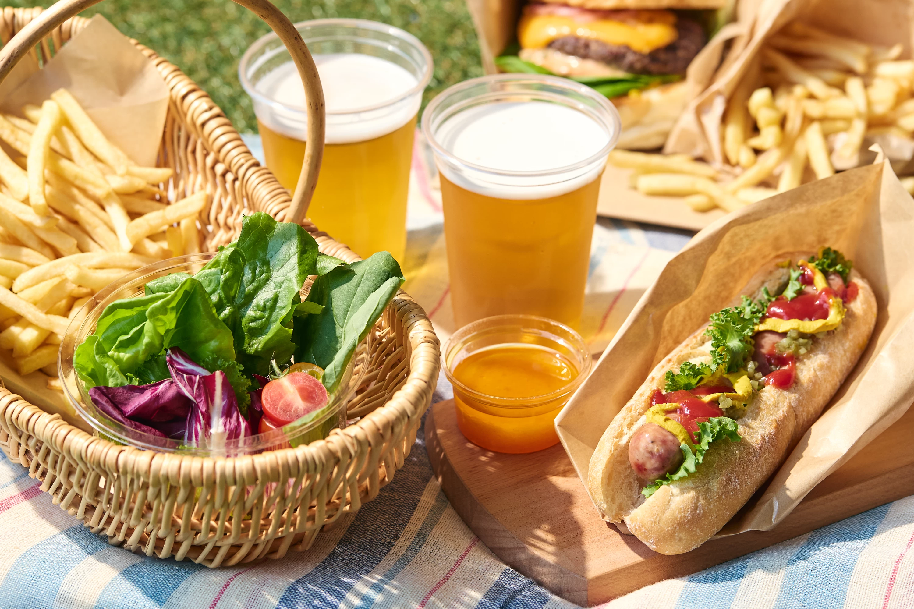 ピクニックセットとクラフトビール(画像提供:ニセコ東急 グランヒラフ)