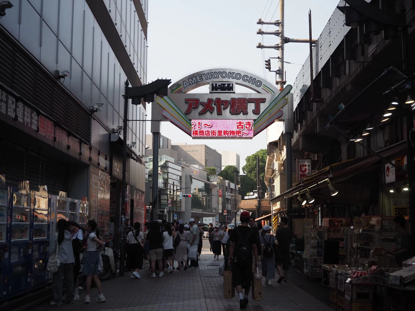 アメ横商店街(上野駅側)