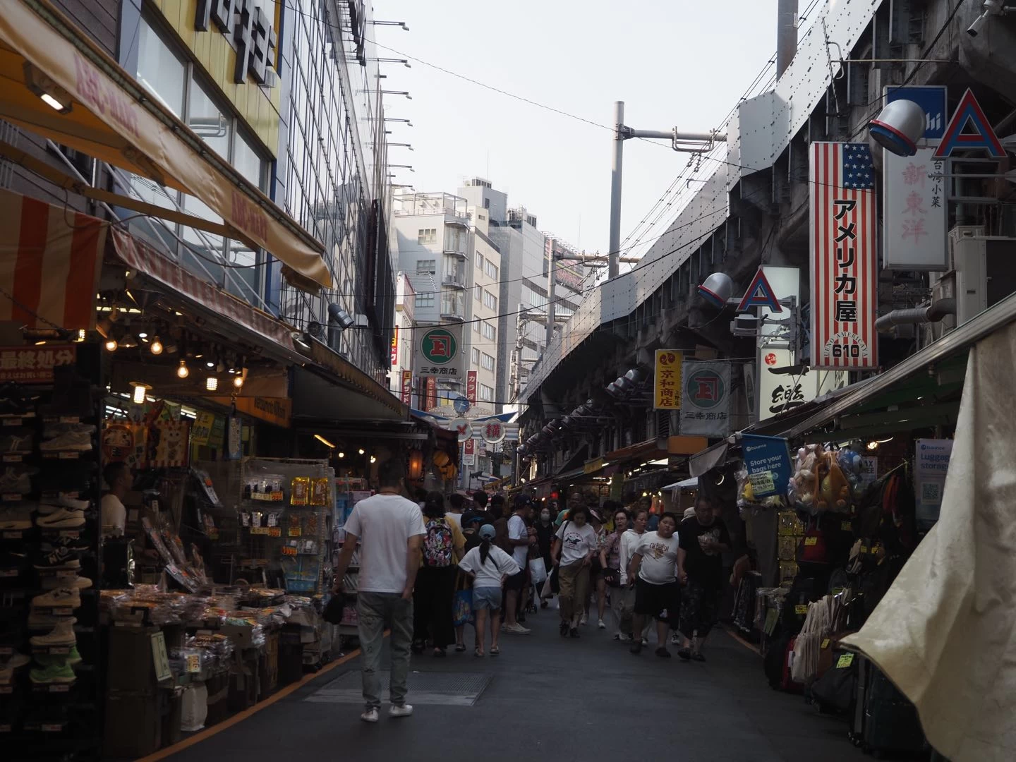 活気あふれる商店街