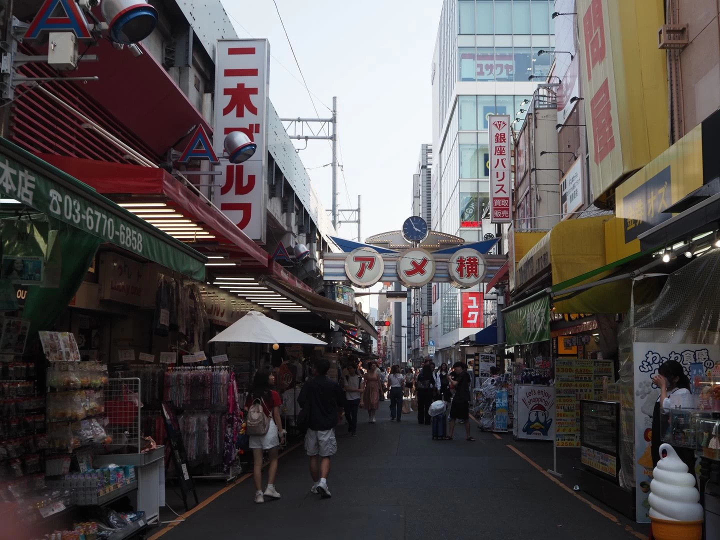 アメ横商店街(御徒町駅側)