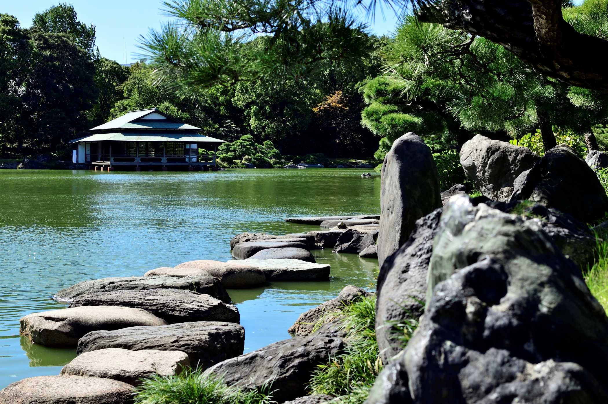 磯渡と大泉水、涼亭