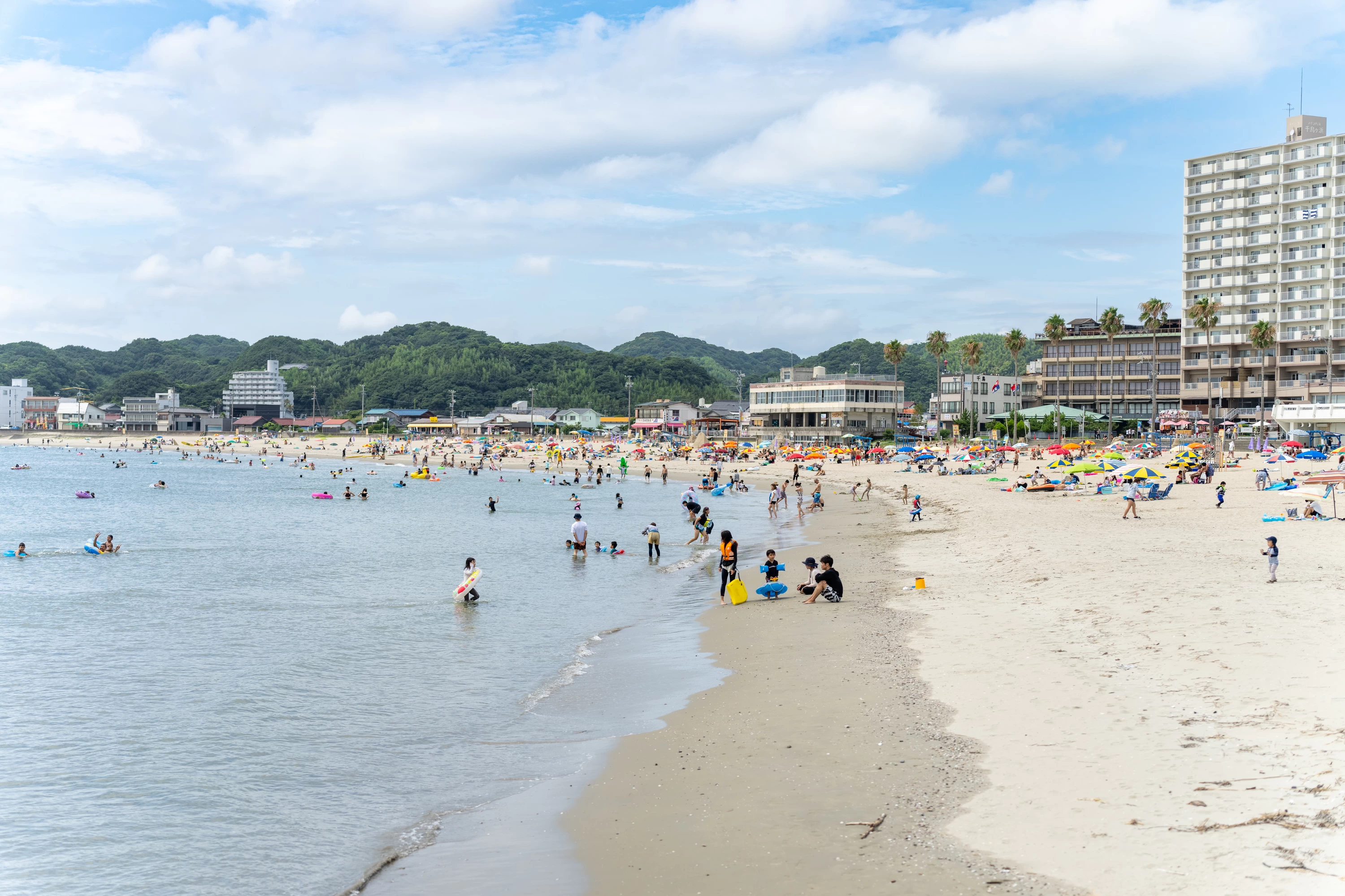 海水浴客でにぎわうビーチ