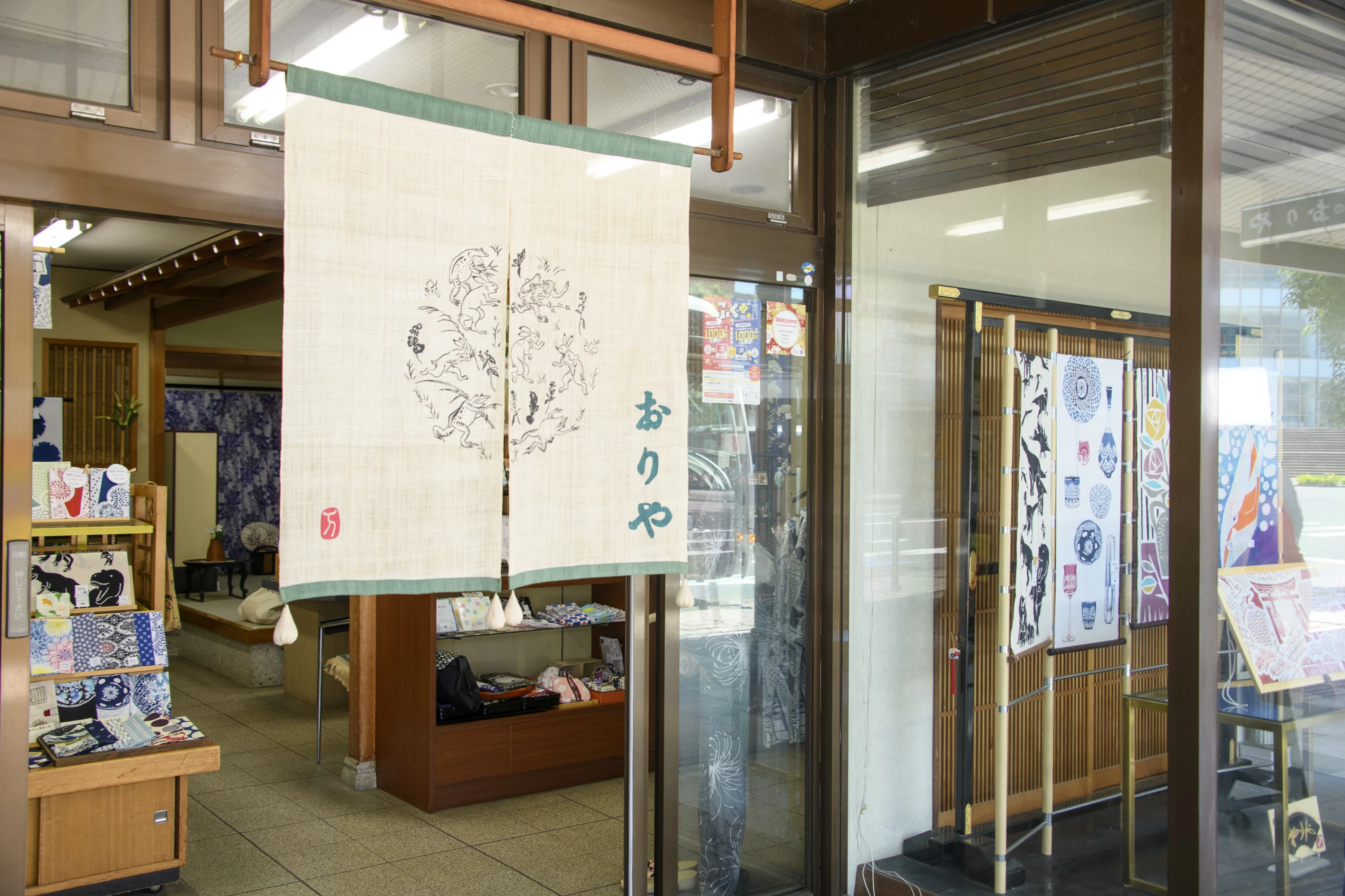 手ぬぐいがいっぱいの「おりや呉服店」(現地にて撮影)