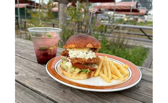 気仙沼シャークバーガーとルビーレモネード