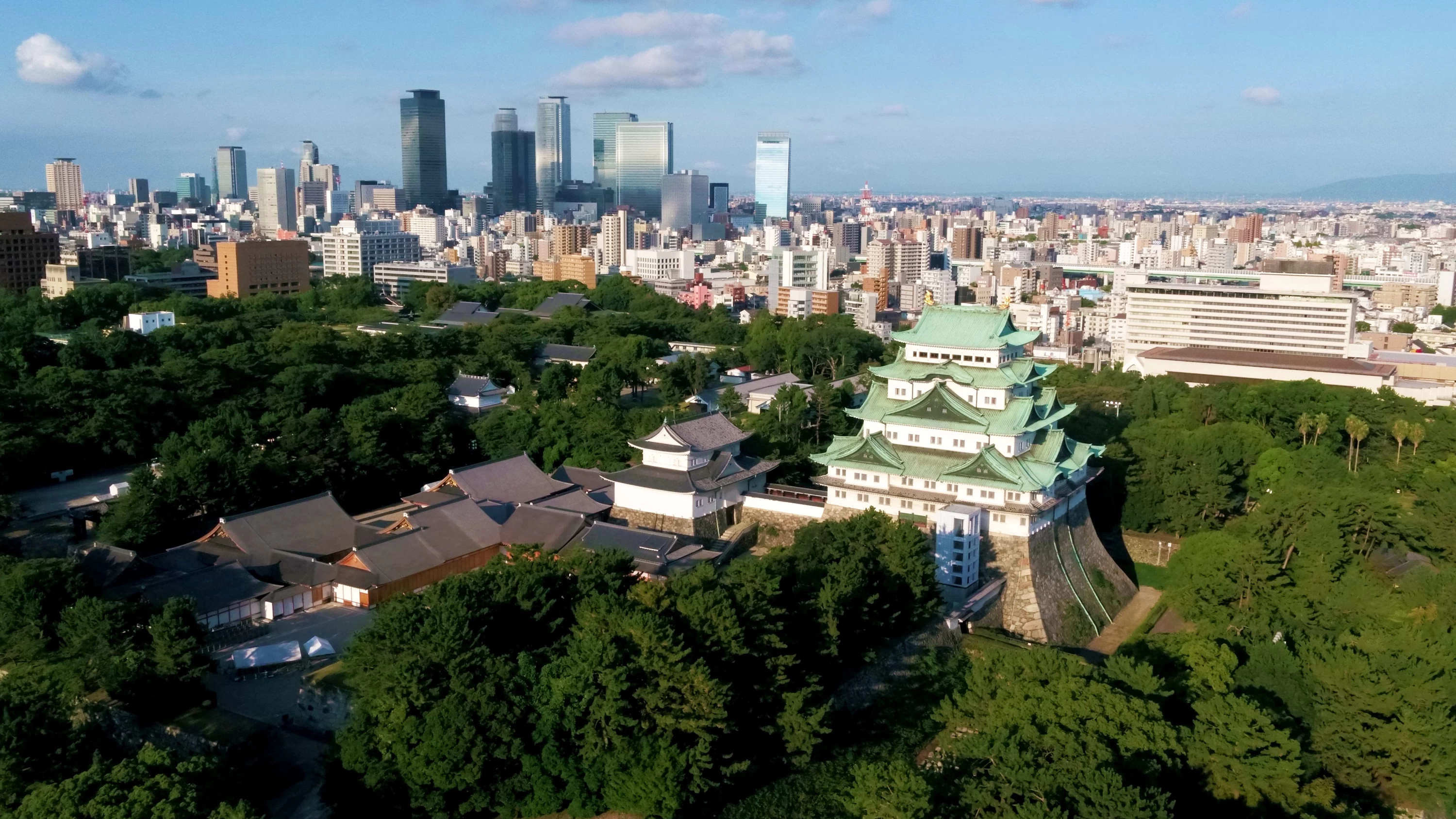 名古屋城と名古屋の街並み