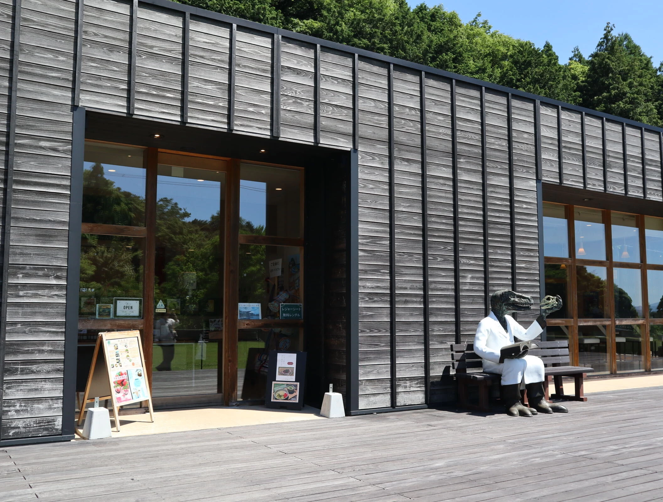 ショップやカフェスペースも(現地にて撮影)