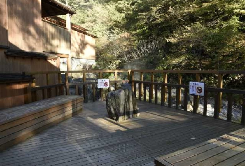 湯上りにひと休みできるテラス