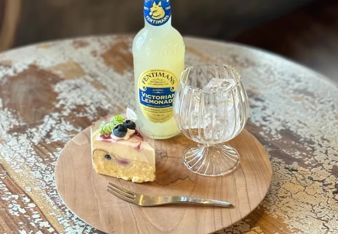 ブルーベリーチーズケーキとビクトリアンレモネード
