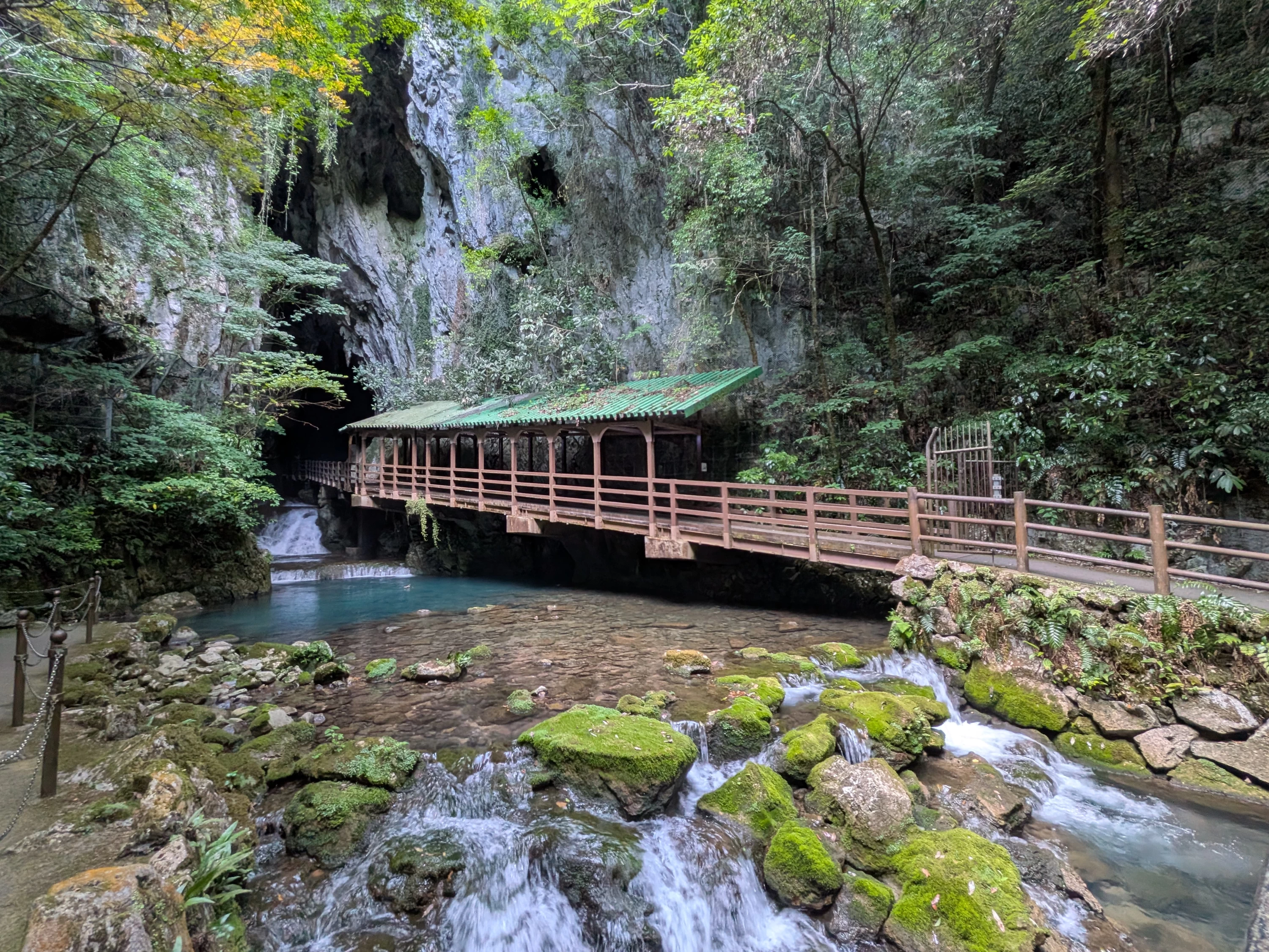 ブルーの水が流れ出る光景はまさに絶景