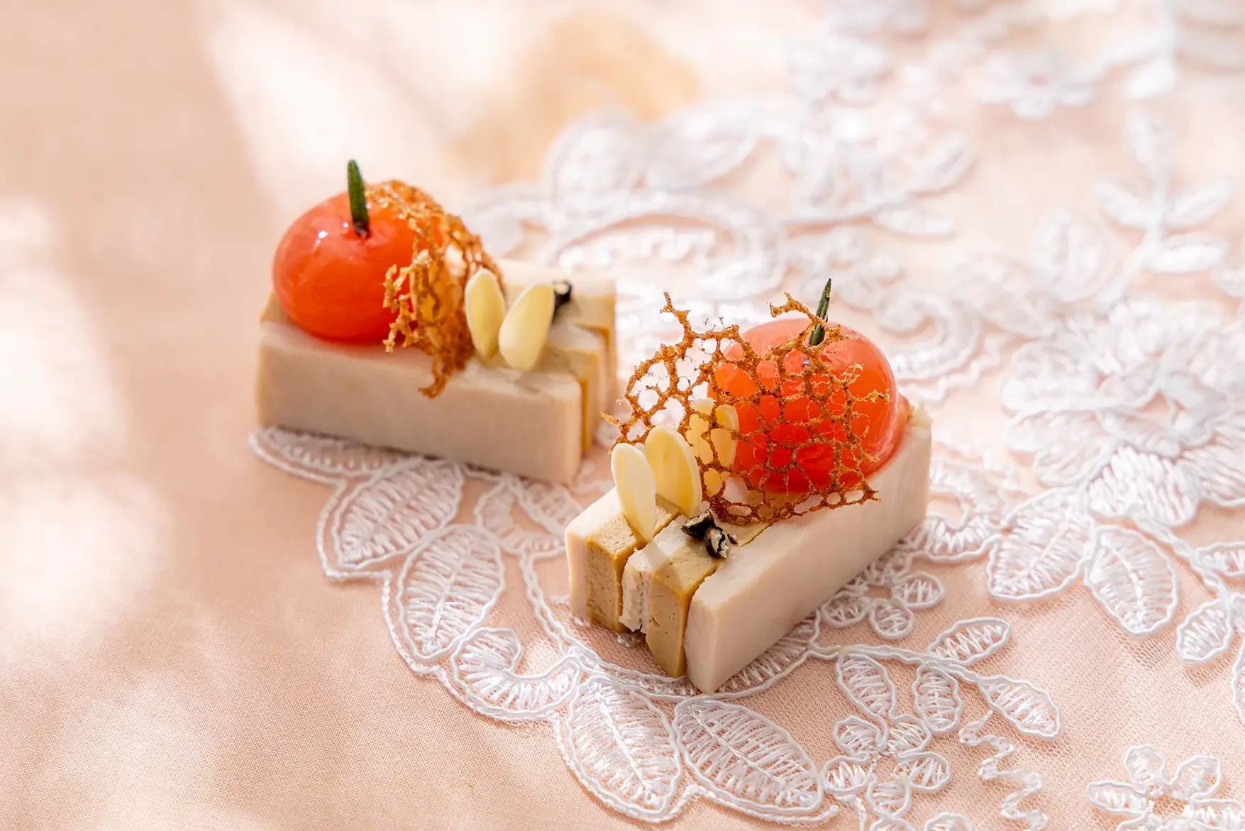 フォアグラとチキンのテリーヌ　桃のボンボン