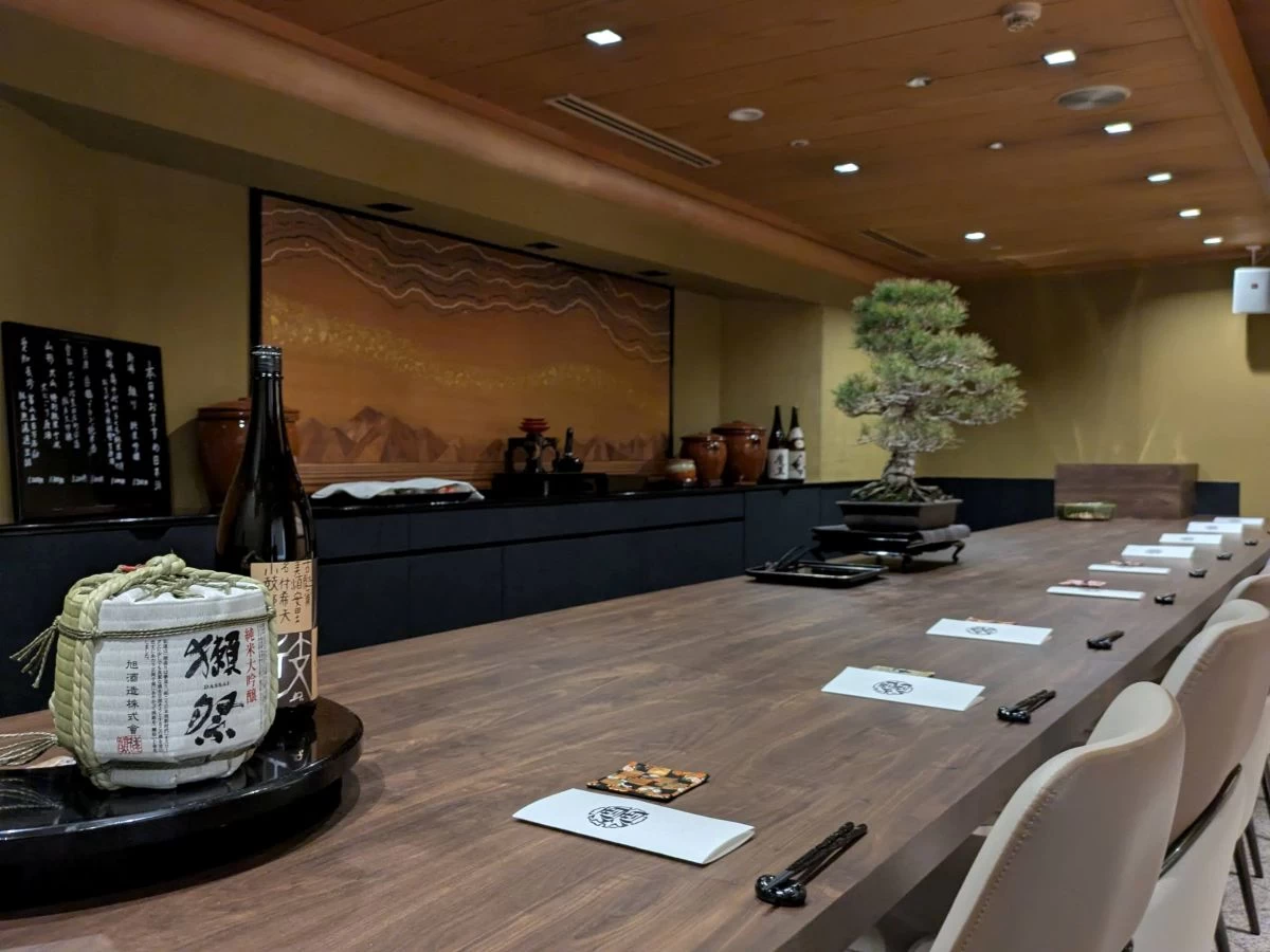 日本酒バーカウンター（現地にて撮影）