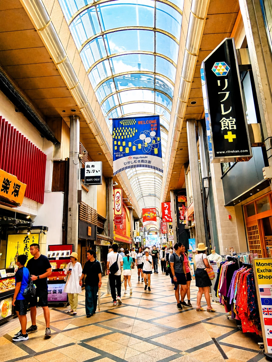 さまざまな店舗が立ち並ぶ