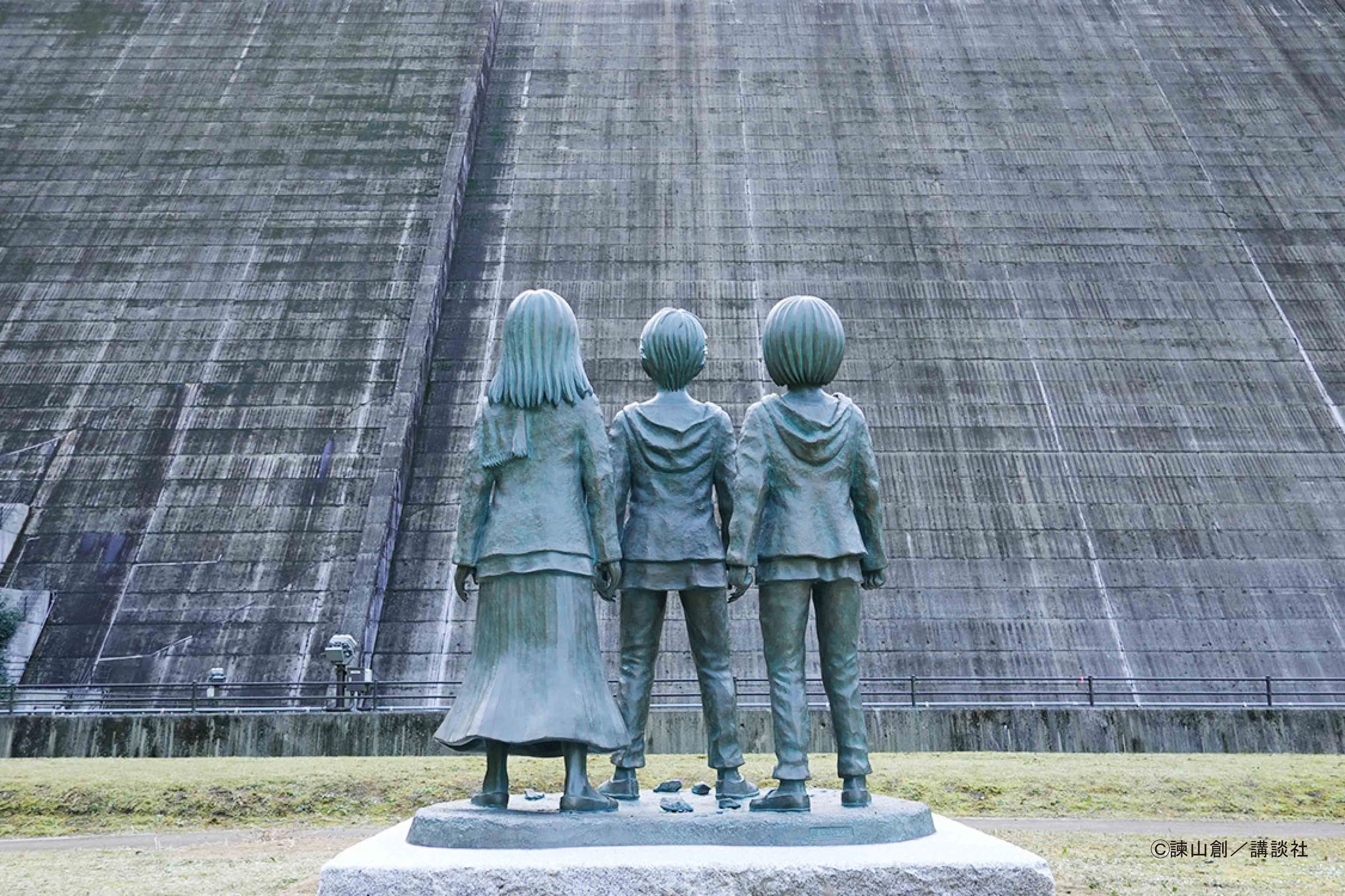 「進撃の巨人」の登場人物、エレン・ミカサ・アルミンの少年期の銅像