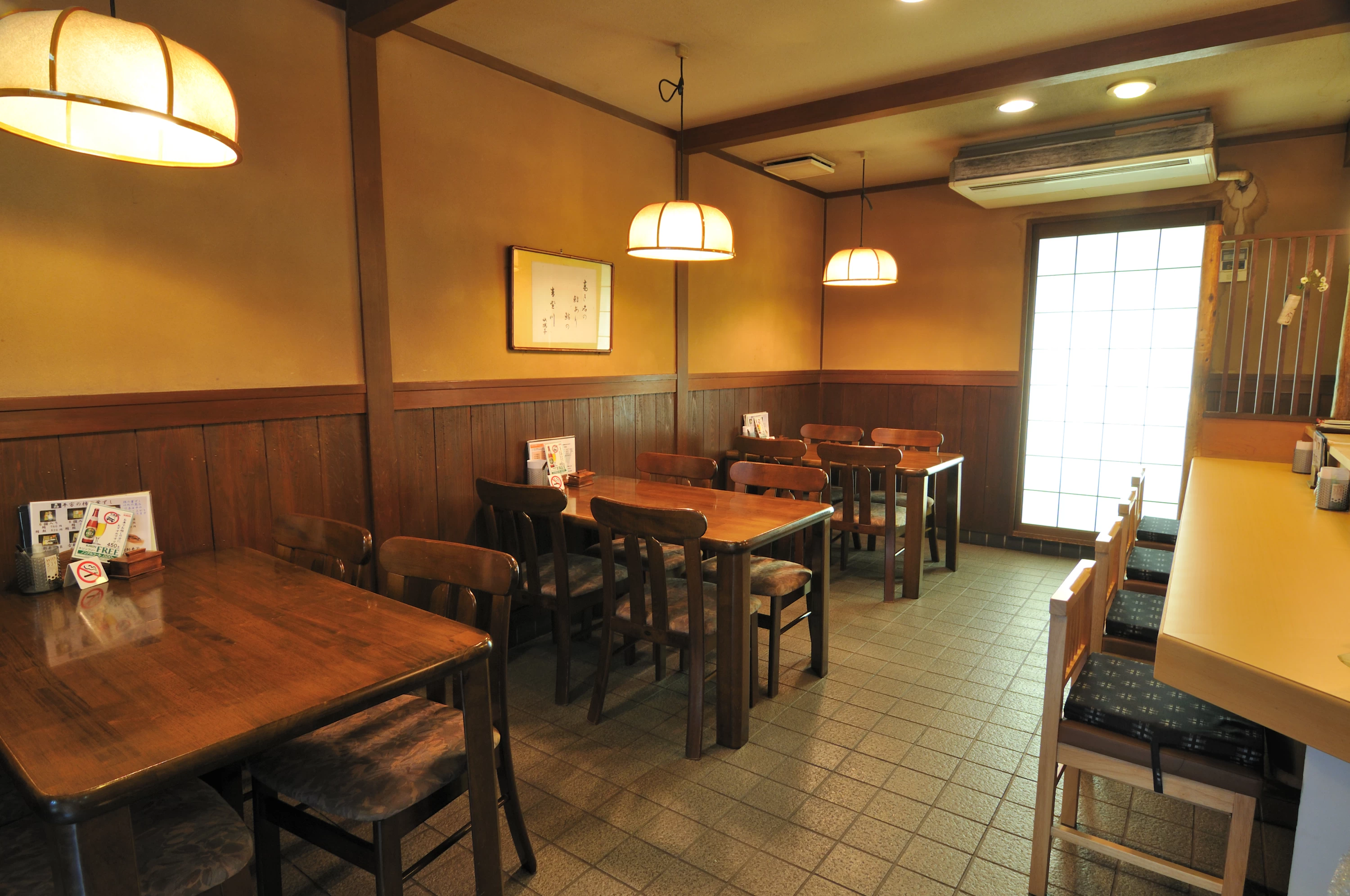 本館1階テーブル席