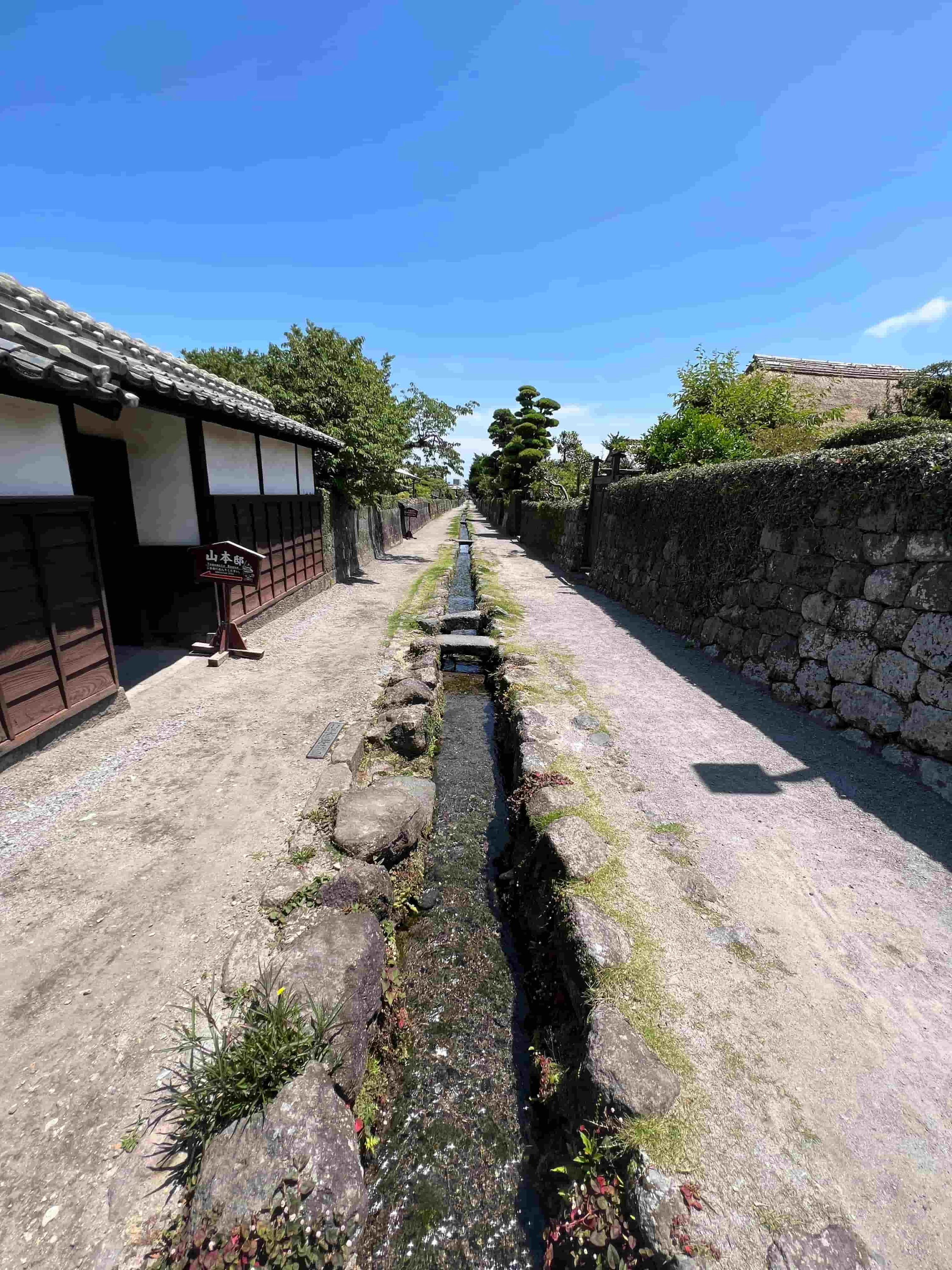 道の中央に作られた水路