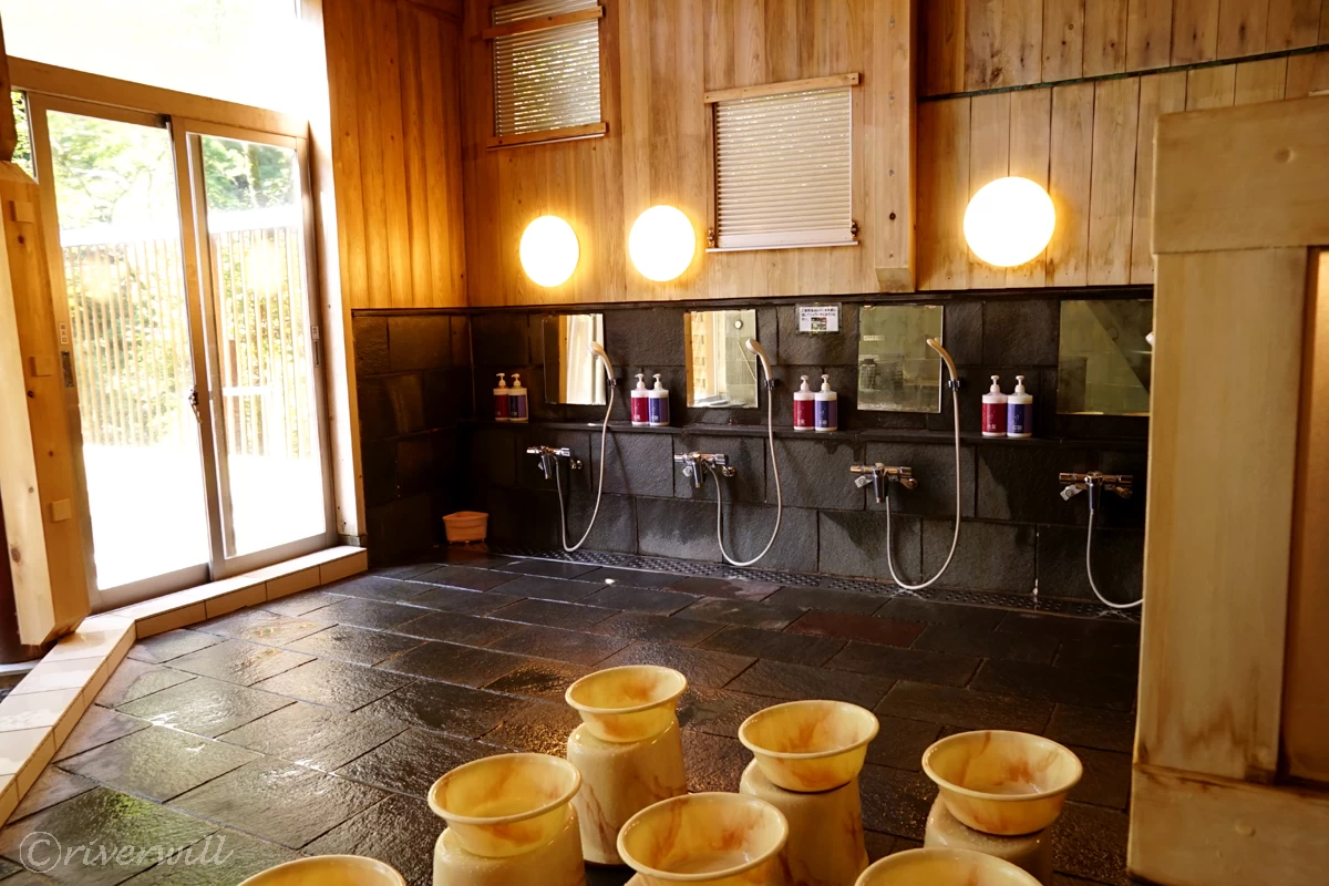 西川材をふんだんに使用した内湯
