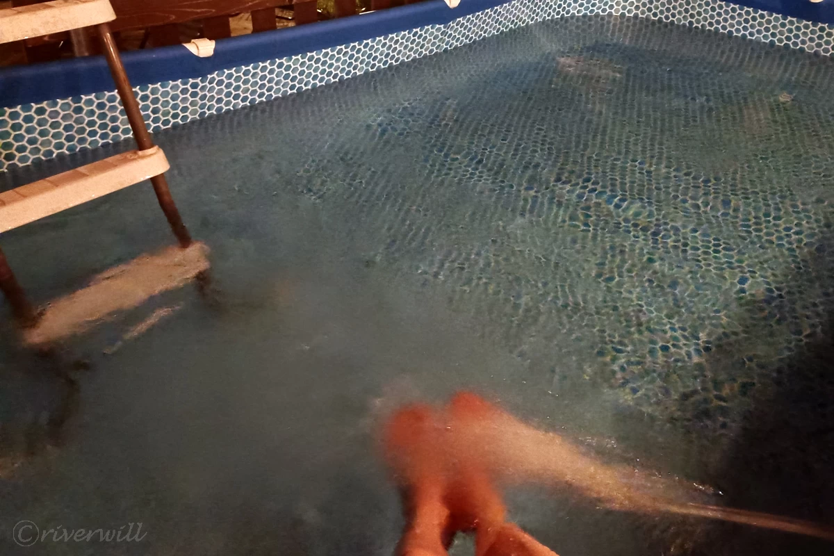 プールでクールダウン