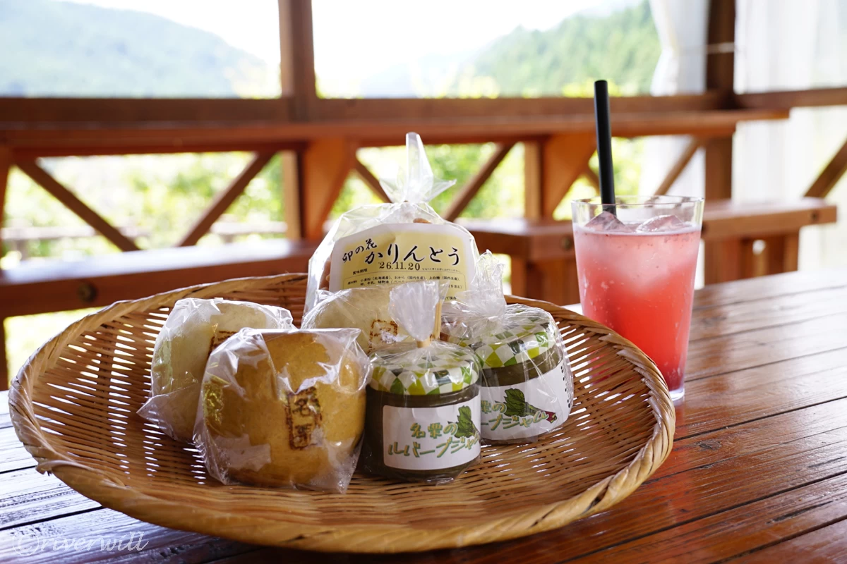 厨房で作る「名栗まんじゅう」や地域産品