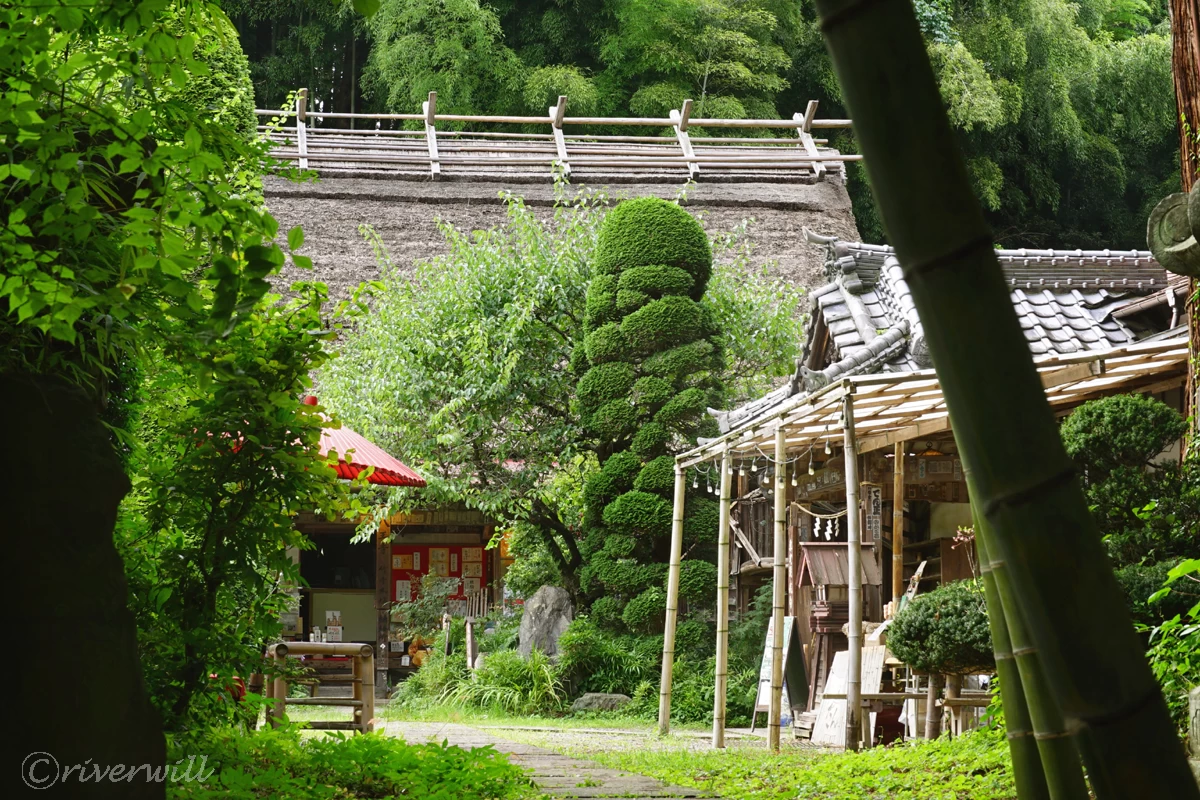 情緒ある茅葺屋根が印象的な寺務所