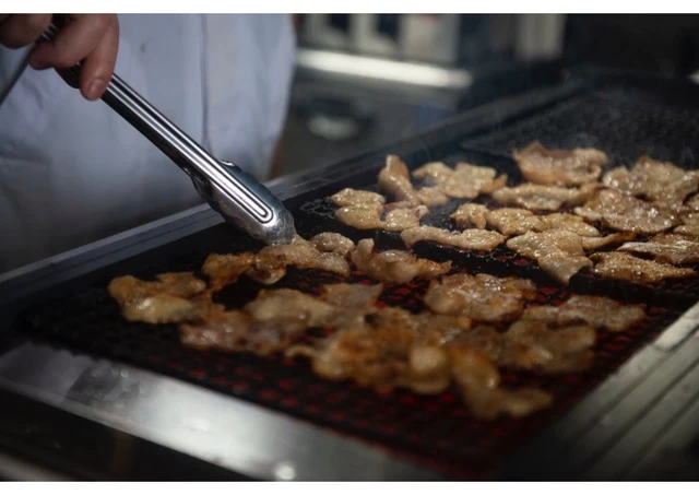 鶏皮ともも肉それぞれに適した火加減で別々に焼き上げる