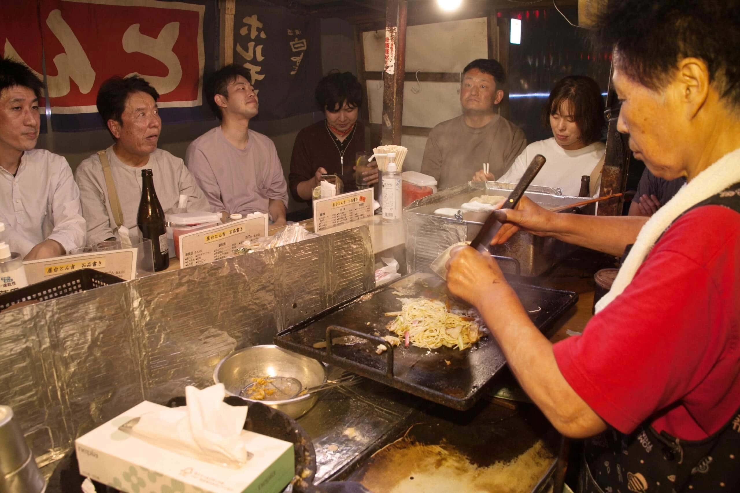 屋台のお客さんとの交流も楽しめる