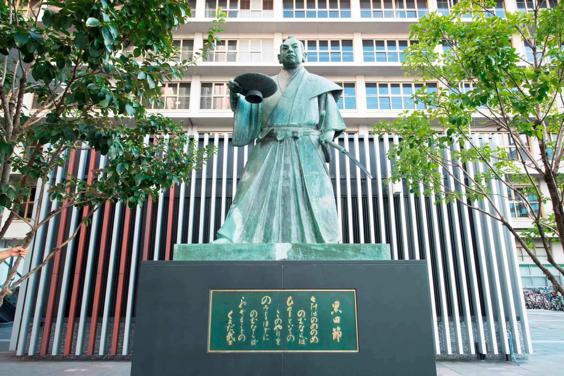 駅前には民謡「黒田節」にちなんだ「黒田節像」が立つ