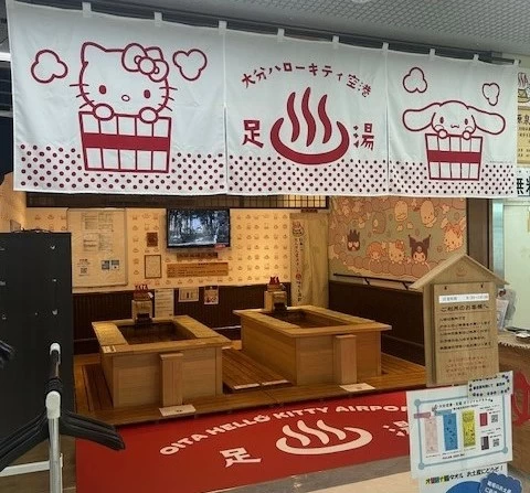 「大分ハローキティ空港」のコンセプトは、「世界でいちばん、あたたまる空港」。足湯コーナーではサンリオデザインののれんも! © 2026 SANRIO CO., LTD. APPROVAL NO. L672145