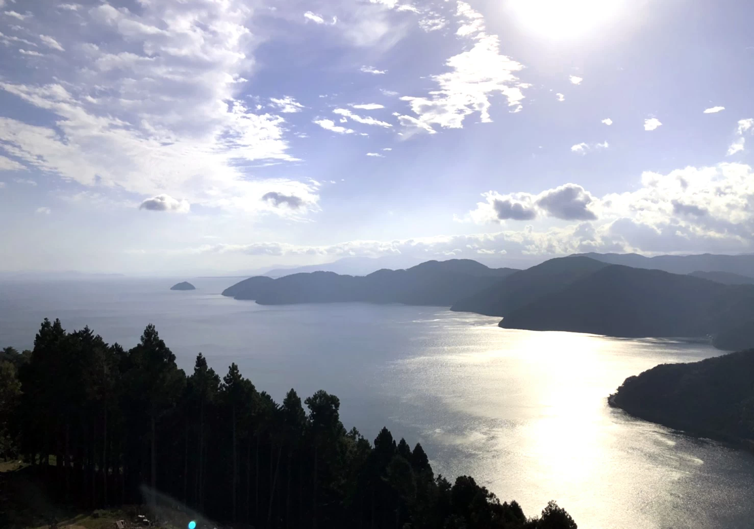 夕暮れの湖面